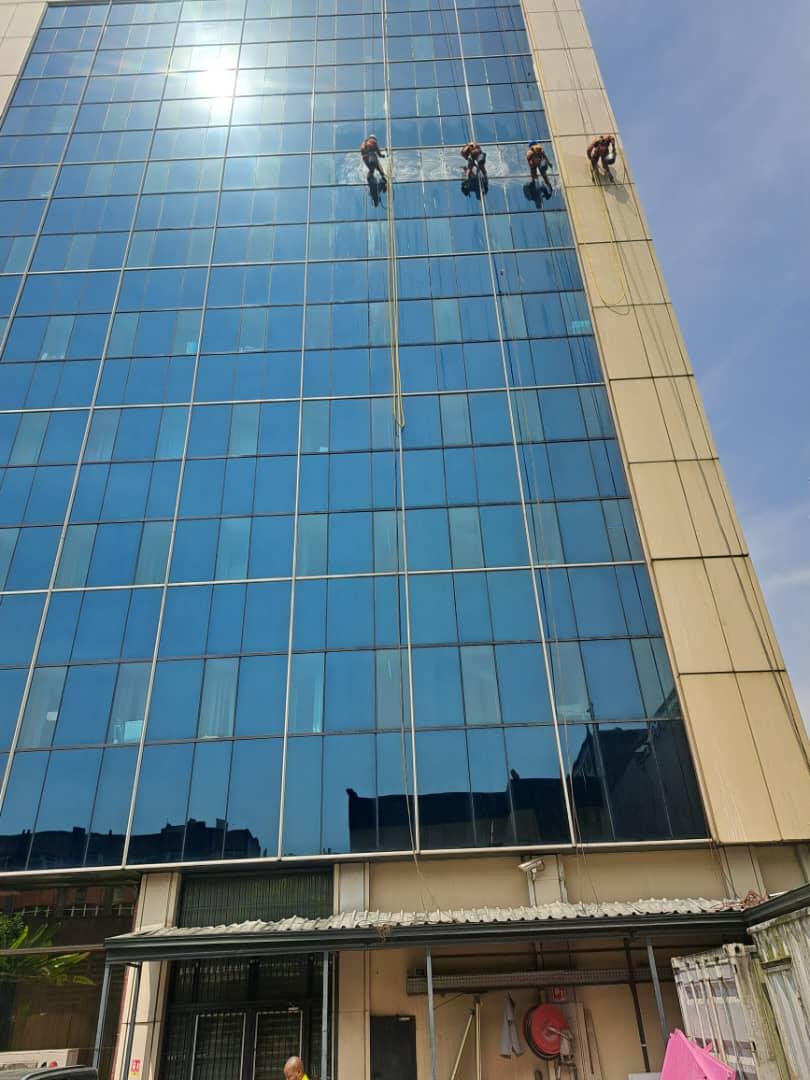 Nettoyage de façade vitrée